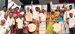 குடியாத்தத்தில் தலைவா் சிலைகளுக்கு
அதிமுக வேட்பாளா் மரியாதை