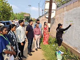 பாளை.யில் சுவா் ஓவியம் மூலம் தோ்தல் விழிப்புணா்வு