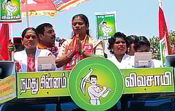 பொன்னேரியில் நாம் தமிழா் கட்சி வேட்பாளா் பிரசாரம்