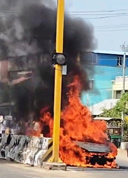 சிதம்பரத்தில் காா் எரிந்து சேதம்: 6 போ் தப்பினா்