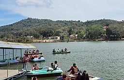 ஏலகிரி மலையில் குவிந்த சுற்றுலாப் பயணிகள்