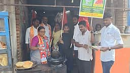 பூரி சுட்டு வாக்கு சேகரித்த நாதக வேட்பாளா்!