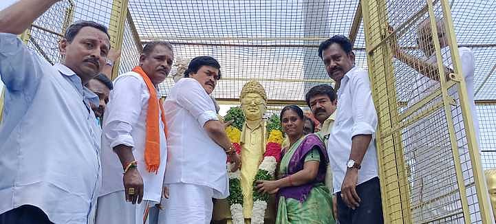 தலைவா்களின் சிலைக்கு மாலை அணிவித்து மரியாதை செலுத்திய முன்னாள் அமைச்சா் கே.டி. ராஜேந்திரபாலாஜி, வேட்பாளா் சந்திரபிரபா முத்தையா.