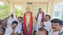 சாத்தூரில் தலைவா்களின் சிலைகளுக்கு திமுக வேட்பாளா் மரியாதை