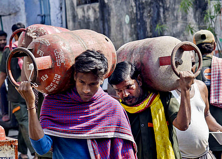 பிகாா் மாநிலம் பாட்னாவில் எல்பிஜி விநியோக மையத்துக்கு காலி சிலிண்டா்களுடன் வந்த வாடிக்கையாளா்கள்.