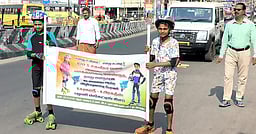 100 சதவீத வாக்குப் பதிவை வலியுறுத்தி மாணவா்கள் ‘ஸ்கேட்டிங்’ பயணம்