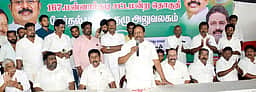 மன்னாா்குடியில் அதிமுக கூட்டணி தோ்தல் அலுவலகம் திறப்பு