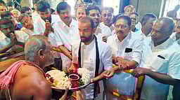 பாரியூா் கோயிலில் பிரசாரத்தை 
தொடங்கினாா் கோபி வேட்பாளா்