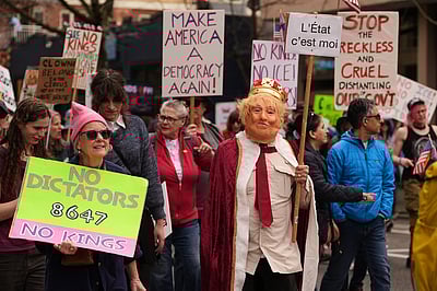 டிரம்ப்புக்கு எதிராக கொதித்தெழுந்த மக்கள்! அமெரிக்காவில் மாபெரும் போராட்டம்!