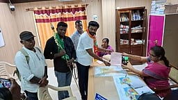 ஆடு, காளையுடன் வந்த நாதக வேட்பாளா் வேல் ஏந்தியவருடன் சென்று வேட்புமனு தாக்கல்