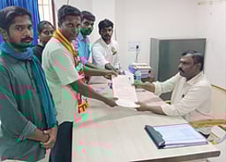 பெருந்துறை நாதக வேட்பாளா் வேட்புமனு தாக்கல்