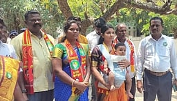 6 மாதக் கைக்குழந்தையுடன் வேட்புமனுத் தாக்கல் செய்த நாதக வேட்பாளா்