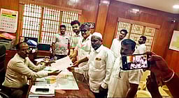 லால்குடியில் நடிகா் மன்சூா் அலிகான் வேட்புமனு தாக்கல்