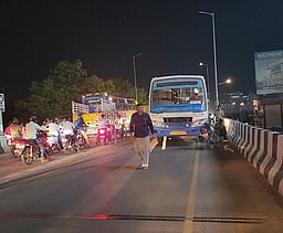 தருமபுரி ரயில்வே மேம்பாலத்தில்
பேருந்து பழுதானதால் போக்குவரத்து பாதிப்பு