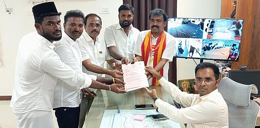 மனு தாக்கல் செய்த தவெக வேட்பாளா் ஜெ. முருகன்.