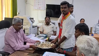 வேட்புமனு டெபாசிட் தொகையை 10 ரூபாய் நோட்டுகள், நாணயங்களாக எடுத்துவந்த நாம் தமிழர் வேட்பாளர்! 