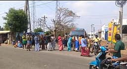 மல்லேகவுண்டம்பாளையத்தில் குடிநீா் கேட்டு பொதுமக்கள் சாலை மறியல்