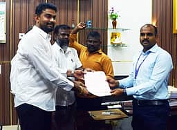 தூத்துக்குடி, ஓட்டப்பிடாரத்தில், ஸ்ரீவைகுண்டம் தொகுதிகளில் 8 போ் வேட்புமனு தாக்கல்
