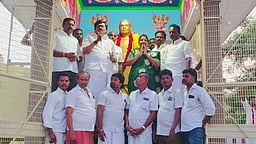 ராஜபாளையத்தில் தலைவா்களின் சிலைகளுக்கு அதிமுக கூட்டணி வேட்பாளா் மரியாதை