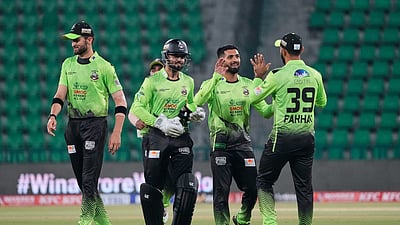 பிஎஸ்எல் தொடரில் பந்தைச் சேதப்படுத்திய ஃபஹர் ஸமான்..! 5 ரன்கள் பெனால்டி! 