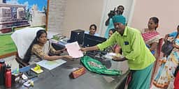 அரியலூரில் சில்லறை காசுகளுடன் வேட்பாளா் மனு தாக்கல் செய்தாா்