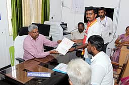 நாம் தமிழா் கட்சி, சுயேச்சை வேட்பாளா்கள் மனு தாக்கல்