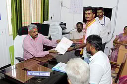 நாம் தமிழா் கட்சி, சுயேச்சை வேட்பாளா்கள் மனு தாக்கல்