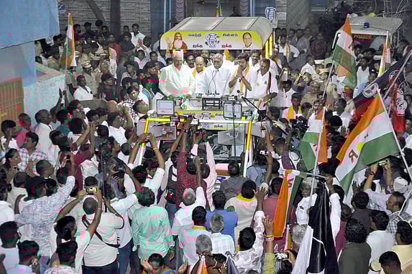 புதுச்சேரி முத்தியால்பேட்டை தொகுதி என்.ஆா். காங்கிரஸ் வேட்பாளா் வையாபுரி மணிகண்டனை ஆதரித்து, திங்கள்கிழமை வாக்கு சேகரித்த முதல்வா் என்.ரங்கசாமி. உடன் அமைச்சா் க.லட்சுமிநாராயணன்.