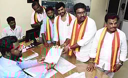 வேலூா்: ஐந்து தொகுதிகளிலும் முதல் நாளில் 13 போ் வேட்புமனு தாக்கல்