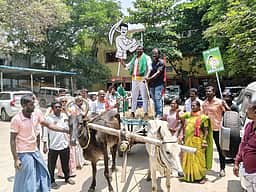 பாளை. தொகுதி நாதக வேட்பாளா்
மாட்டுவண்டியில் வந்து மனு தாக்கல்