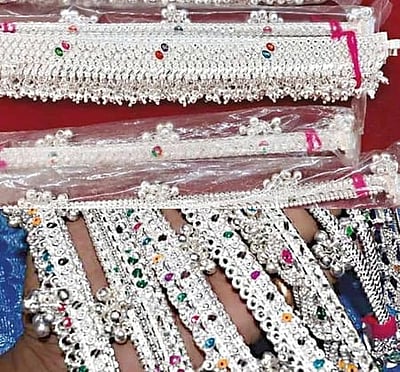 சேலத்தில் 3 கிலோ வெள்ளிக் கொலுசு பறிமுதல்