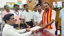 கோபி தொகுதி தவெக வேட்பாளா்
கே.ஏ.செங்கோட்டையன் வேட்புமனு தாக்கல்