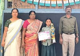 சதுரங்கப் போட்டியில் வென்ற மாணவிக்கு பாராட்டு