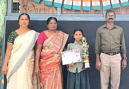 சதுரங்கப் போட்டியில் வென்ற மாணவிக்கு பாராட்டு