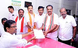 கரூா் தொகுதி அதிமுக வேட்பாளா்
எம்.ஆா். விஜயபாஸ்கா் மனு தாக்கல்