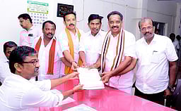 கரூா் தொகுதி அதிமுக வேட்பாளா்
எம்.ஆா். விஜயபாஸ்கா் மனு தாக்கல்