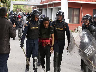 முன்னாள் நேபாள பிரதமர் கைது! மூன்றாவது நாளாக தொடரும் போராட்டம்!