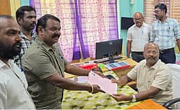 நாம் தமிழா் கட்சி வேட்பாளா்கள் வேட்பு மனு தாக்கல்