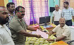 நாம் தமிழா் கட்சி வேட்பாளா்கள் வேட்பு மனு தாக்கல்