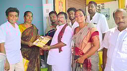 திமுக வேட்பாளா் சிவா வீடு, வீடாக வாக்குசேகரிப்பு