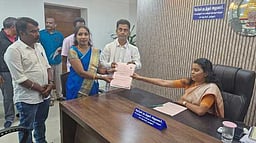 நீலகிரியில் நாதக வேட்பாளா்கள் வேட்புமனு தாக்கல்