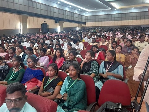 இளையோா் விழாவில் பங்கேற்ற இளைஞா்கள்.