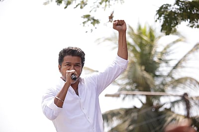 தமிழக மக்களுக்கு நன்றிக் கடன் செலுத்தவே அரசியலுக்கு வந்தேன்: விஜய்