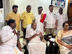 முதல் கட்டமாக 5 வேட்பாளா்களை அறிவித்தாா் ராமதாஸ்