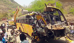 மோட்டாா் வாகன ஆய்வாளா்
அலுவலகத்தில் மோதிய கல்லூரிப் பேருந்து!