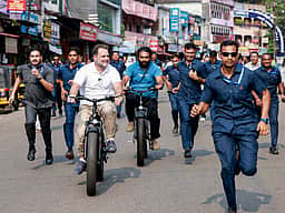 கேரளத்தில் சைக்கிள் ஓட்டி ராகுல் காந்தி பிரசாரம் - புகைப்படங்கள்