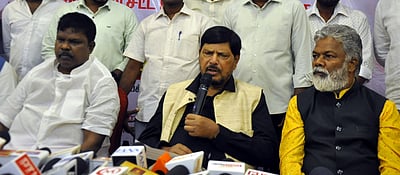 பெரும்பான்மை கிடைக்காவிட்டால் விஜய்யுடன் சேர்ந்து தே.ஜ.கூட்டணி ஆட்சி! - மத்திய அமைச்சர் அத்வாலே