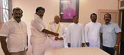 கத்தோலிக்க பேராயரிடம் திமுக வேட்பாளா் வாழ்த்து