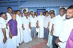 பேட்டையில் ஜமாத் நிா்வாகிகளுடன் திமுக வேட்பாளா் சந்திப்பு