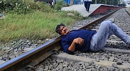 தண்டவாளத்தில் தலைவைத்து...